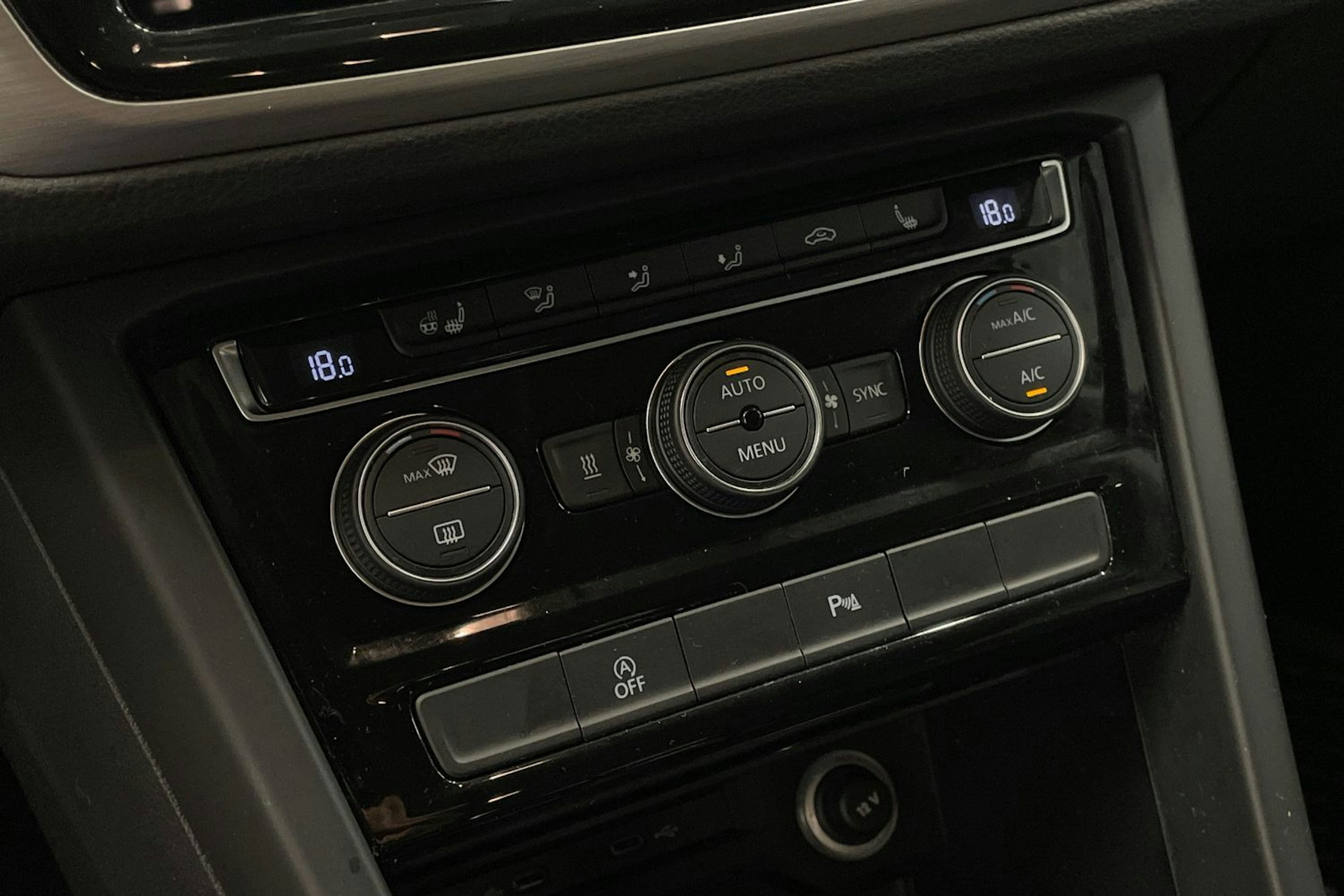 harmaa Volkswagen Touran 2022 kuva 19.