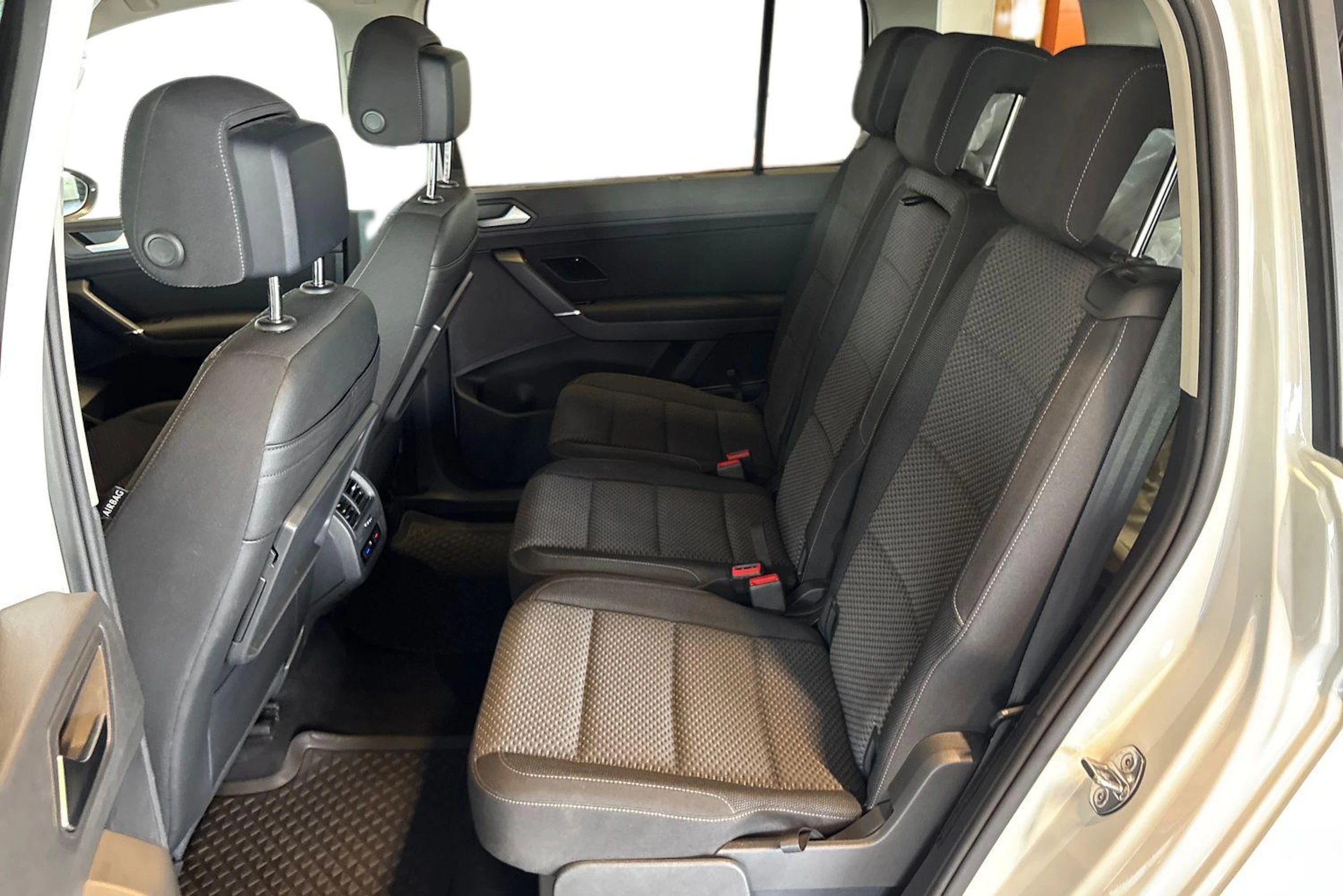 Valkoinen Volkswagen TOURAN 2022 kuva 8.