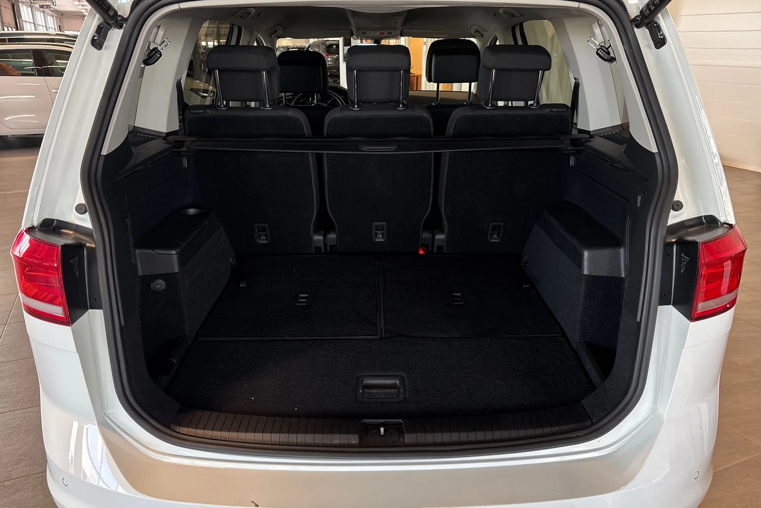 Valkoinen Volkswagen TOURAN 2022 kuva 11.