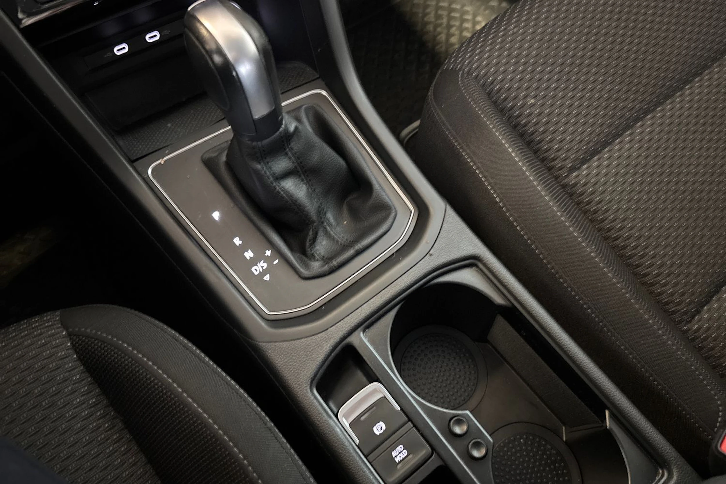 Valkoinen Volkswagen TOURAN 2022 kuva 22.