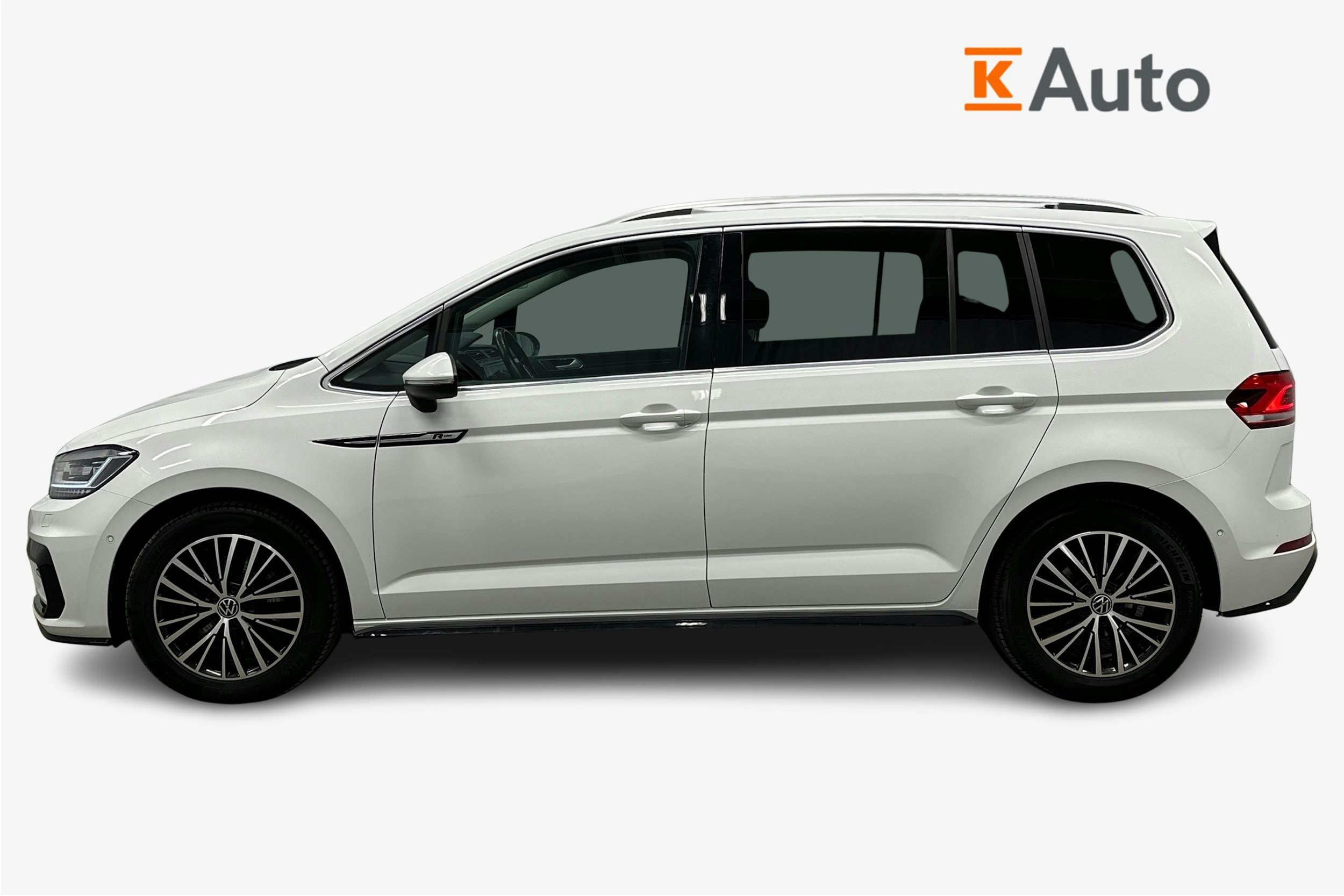 valkoinen Volkswagen Touran 2022 kuva 6.