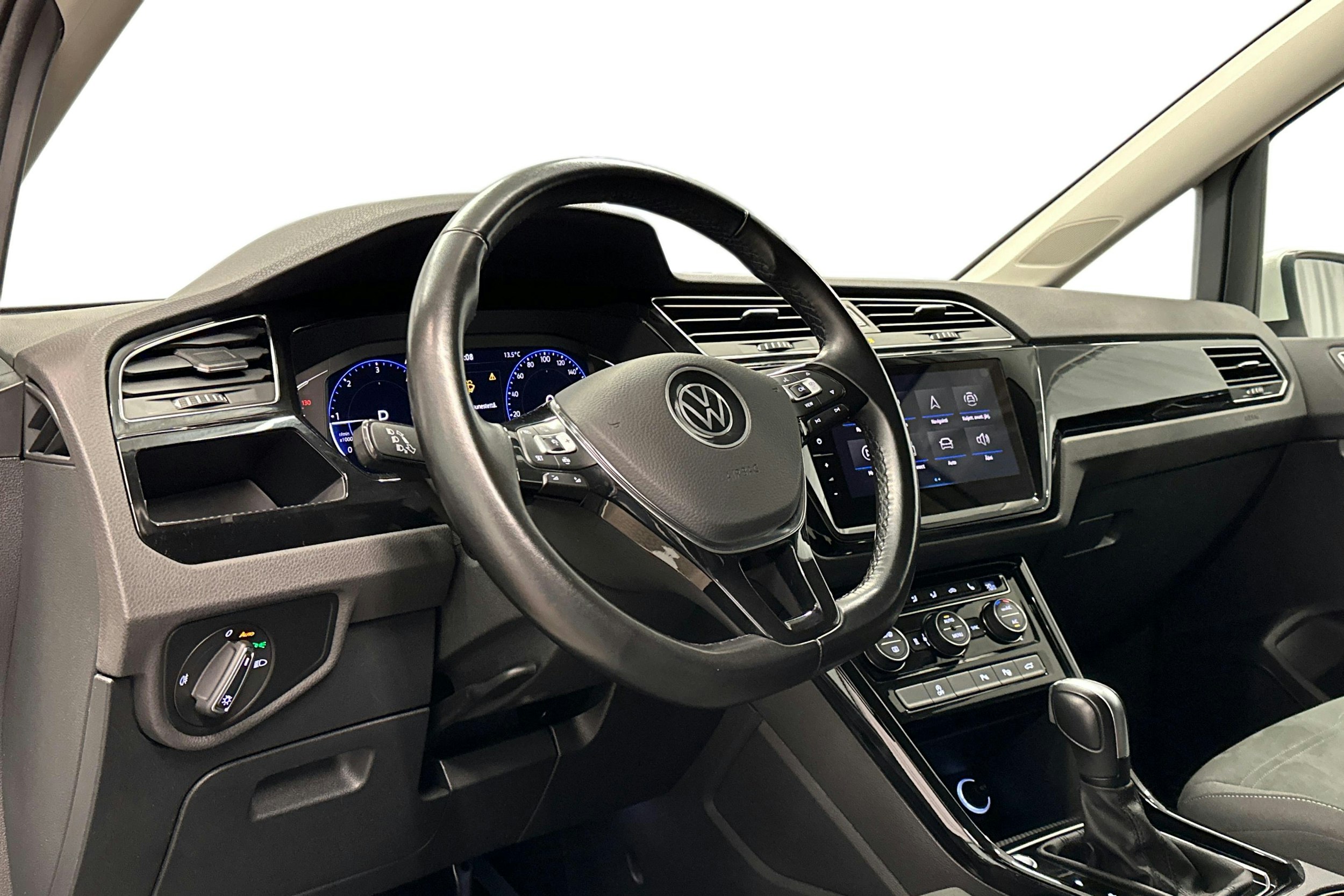 valkoinen Volkswagen Touran 2022 kuva 7.