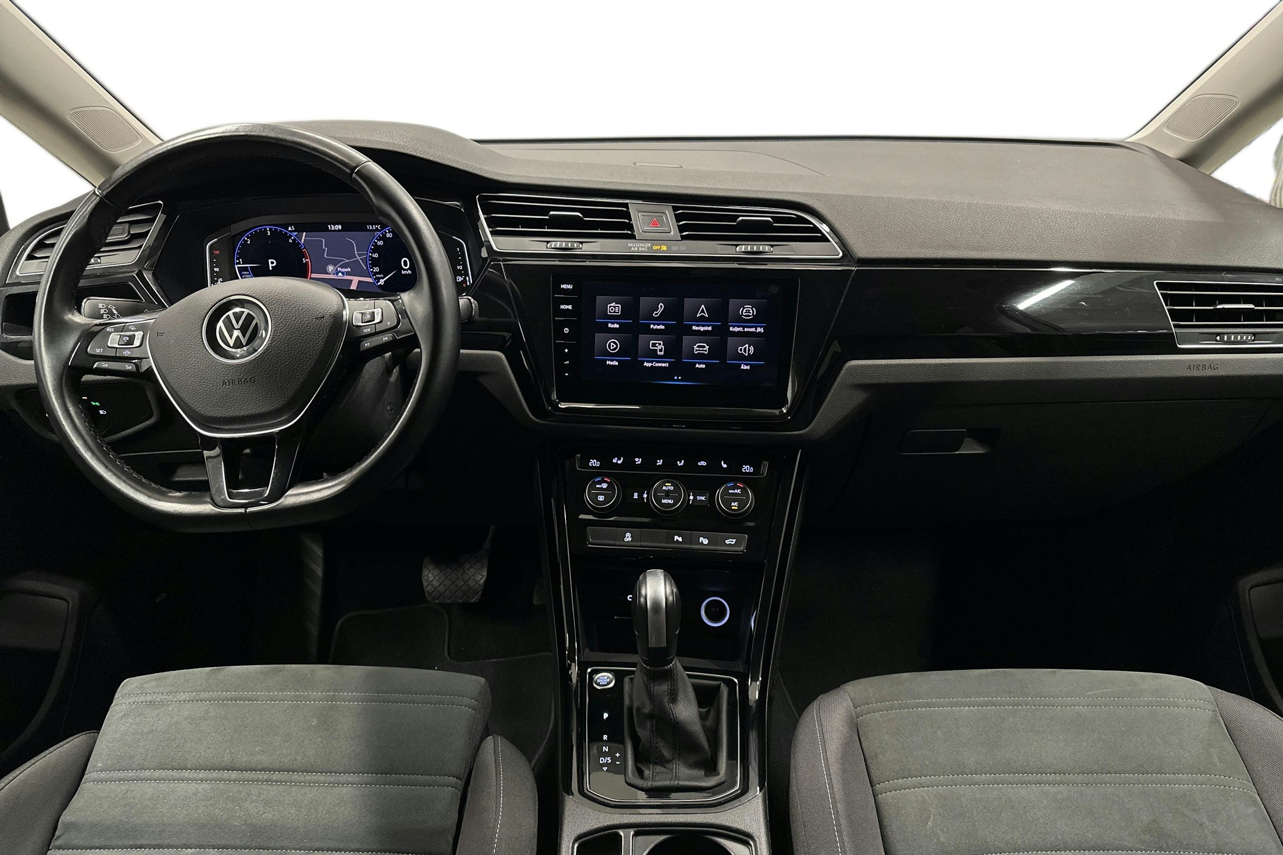 valkoinen Volkswagen Touran 2022 kuva 9.