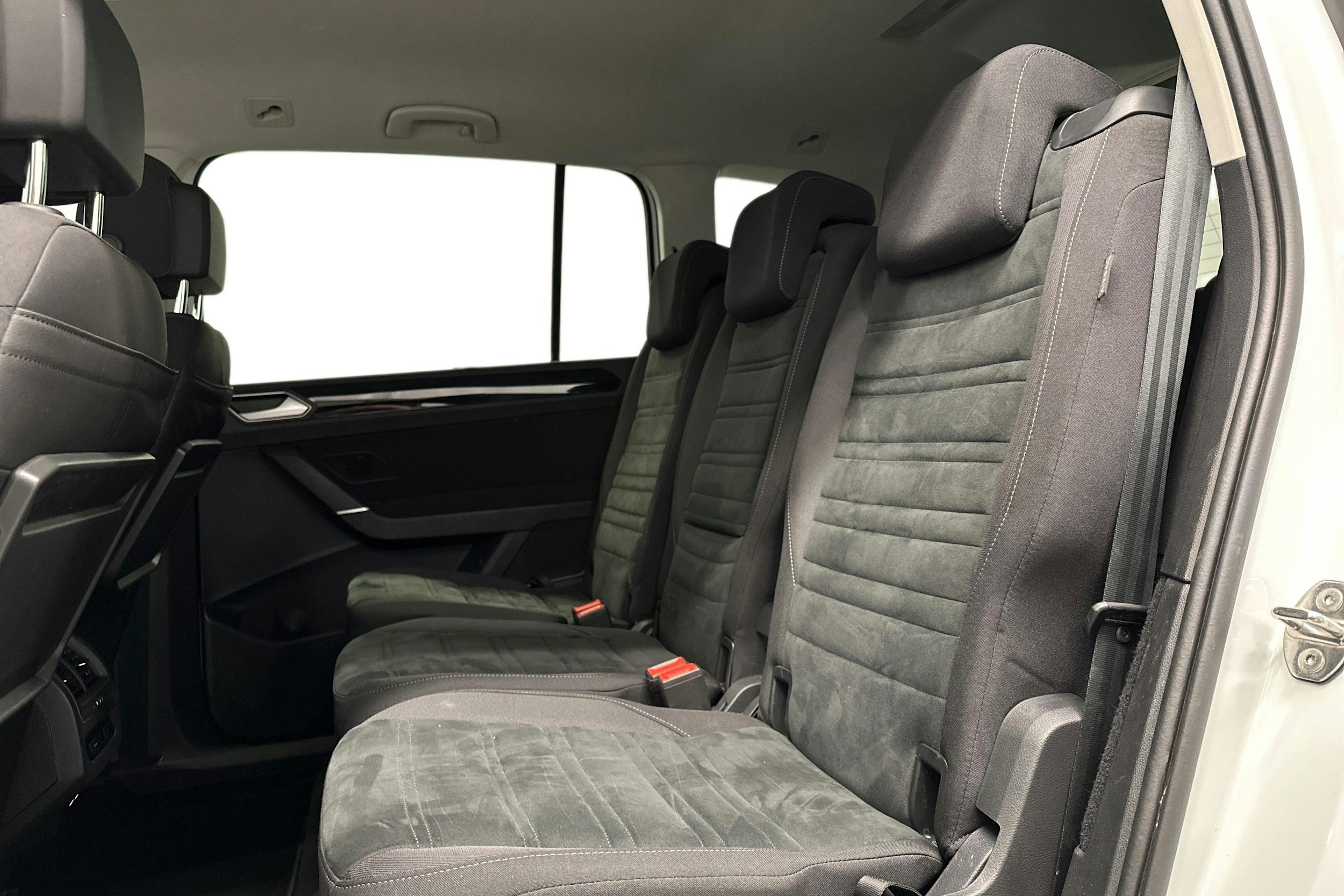 valkoinen Volkswagen Touran 2022 kuva 10.