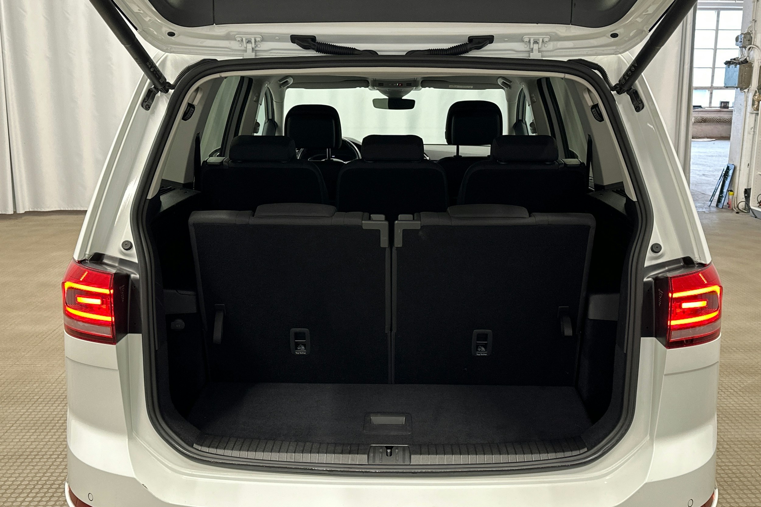 valkoinen Volkswagen Touran 2022 kuva 15.