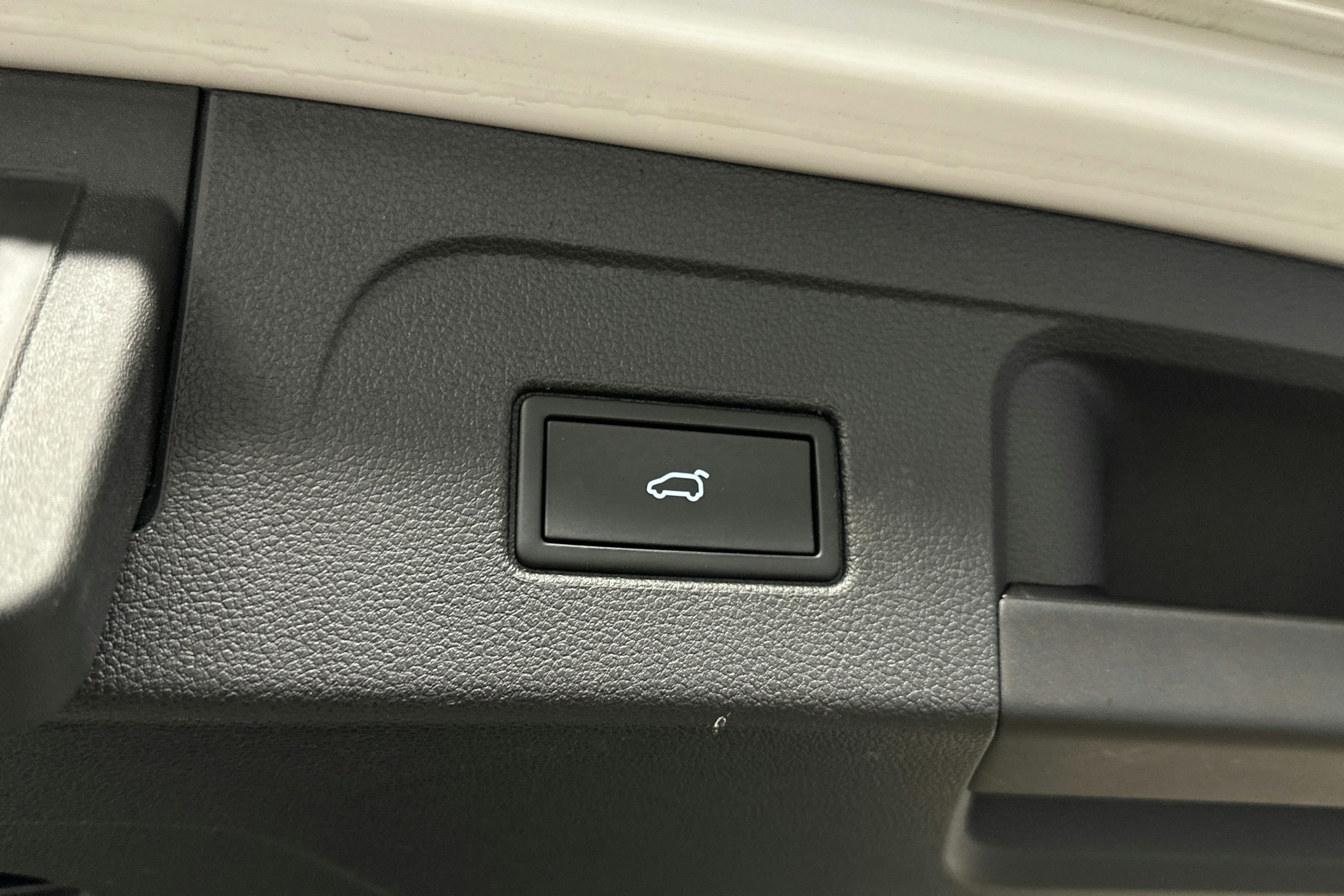 valkoinen Volkswagen Touran 2022 kuva 16.