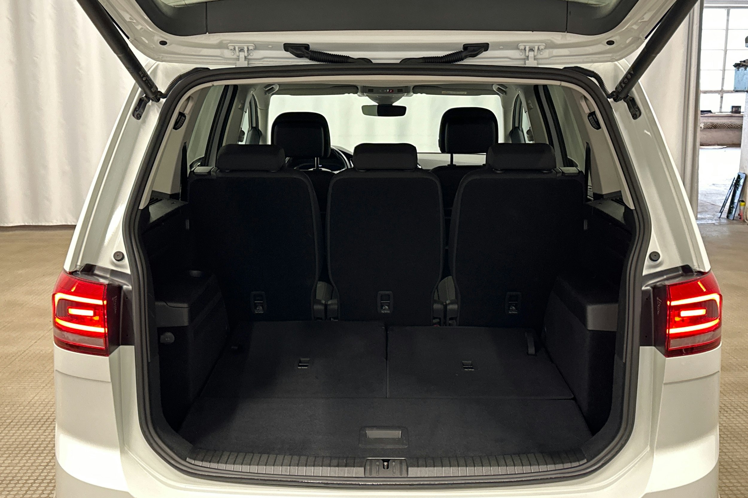 valkoinen Volkswagen Touran 2022 kuva 17.