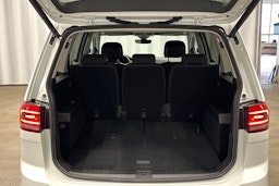 valkoinen Volkswagen Touran 2022 kuva 17.