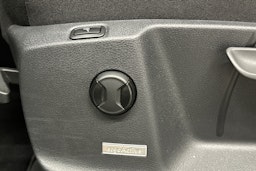 valkoinen Volkswagen Touran 2022 kuva 18.