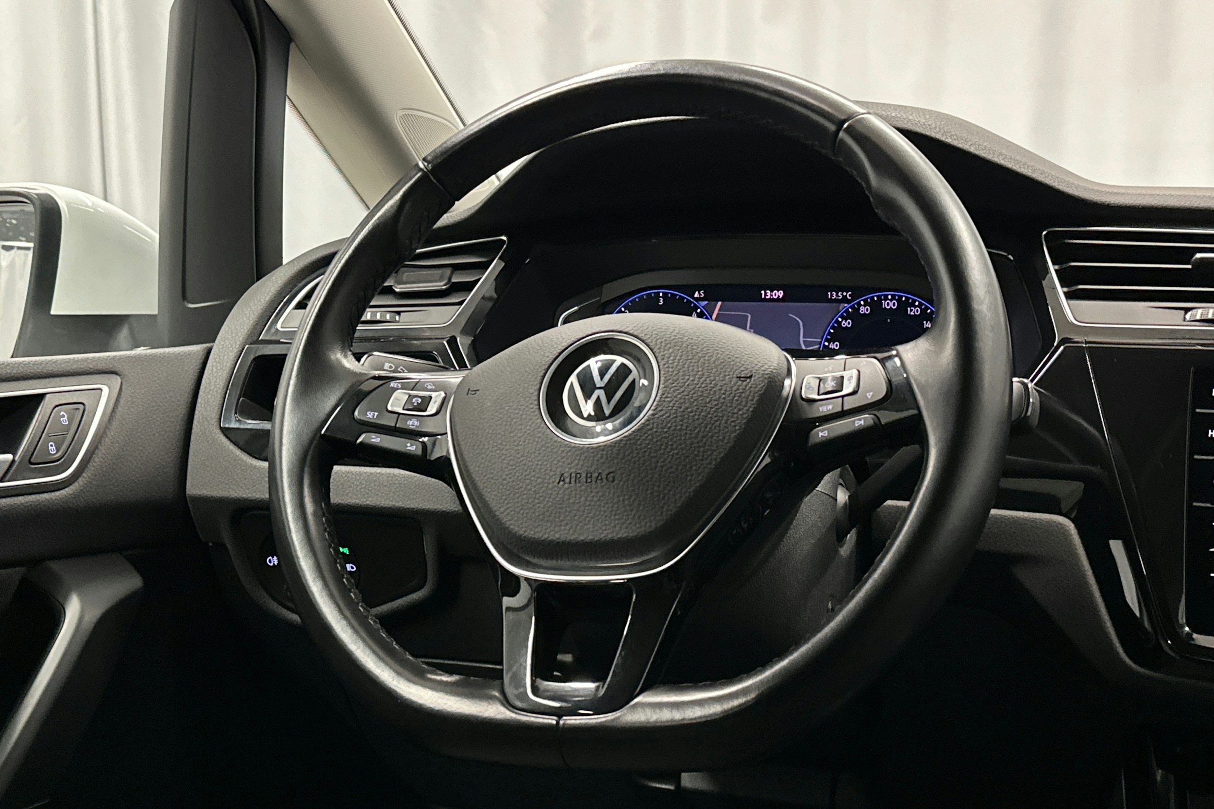 valkoinen Volkswagen Touran 2022 kuva 19.