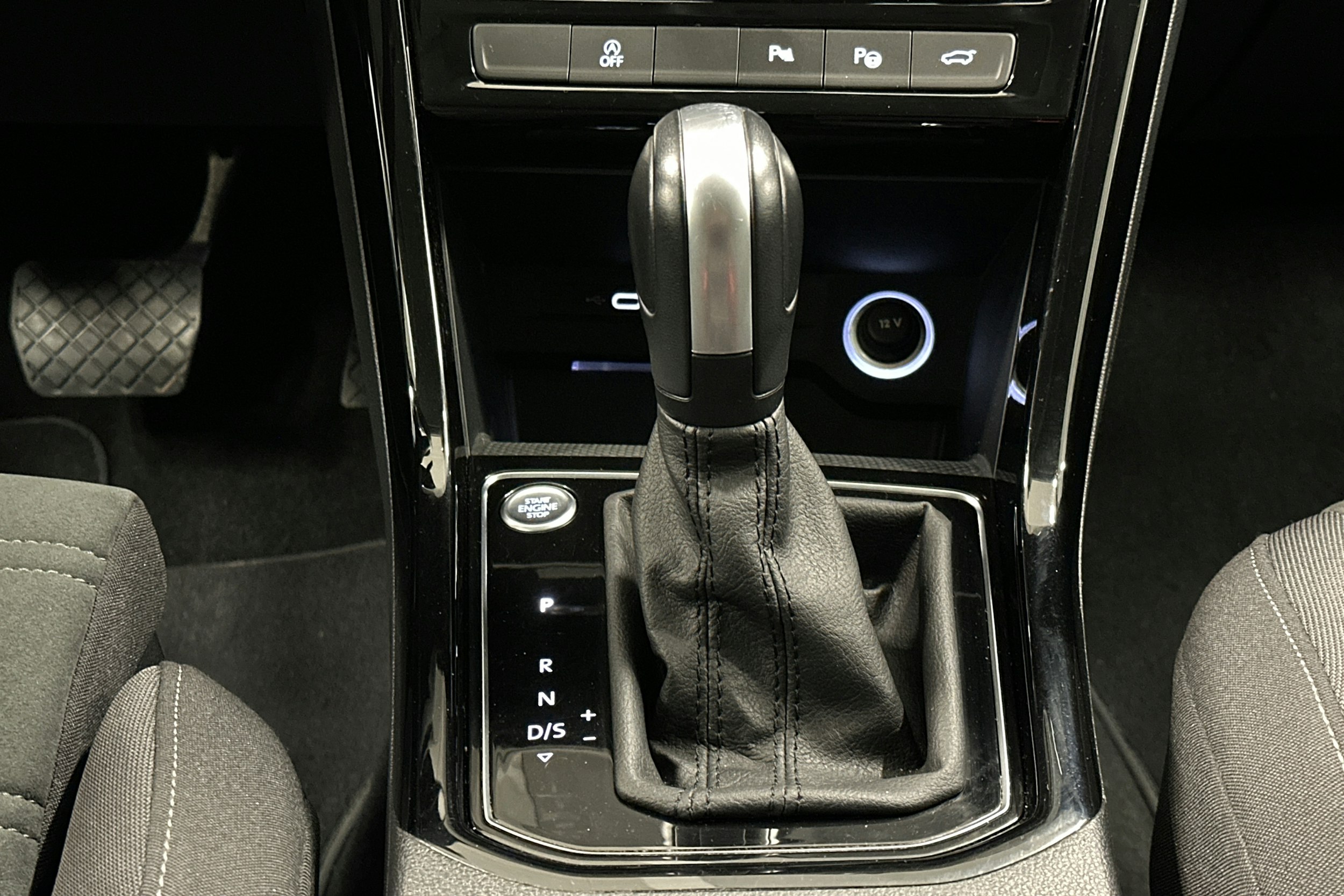 valkoinen Volkswagen Touran 2022 kuva 20.