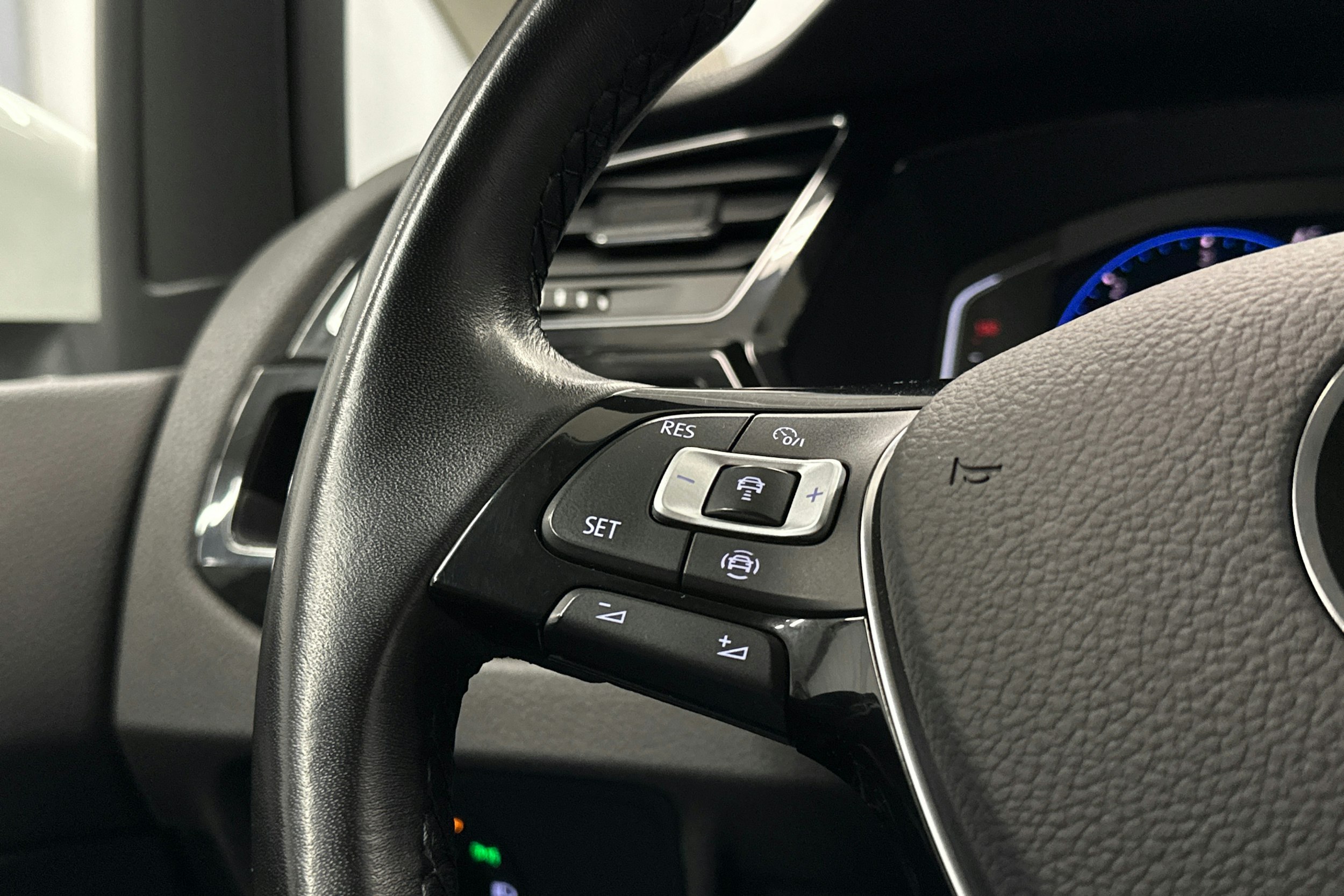 valkoinen Volkswagen Touran 2022 kuva 24.