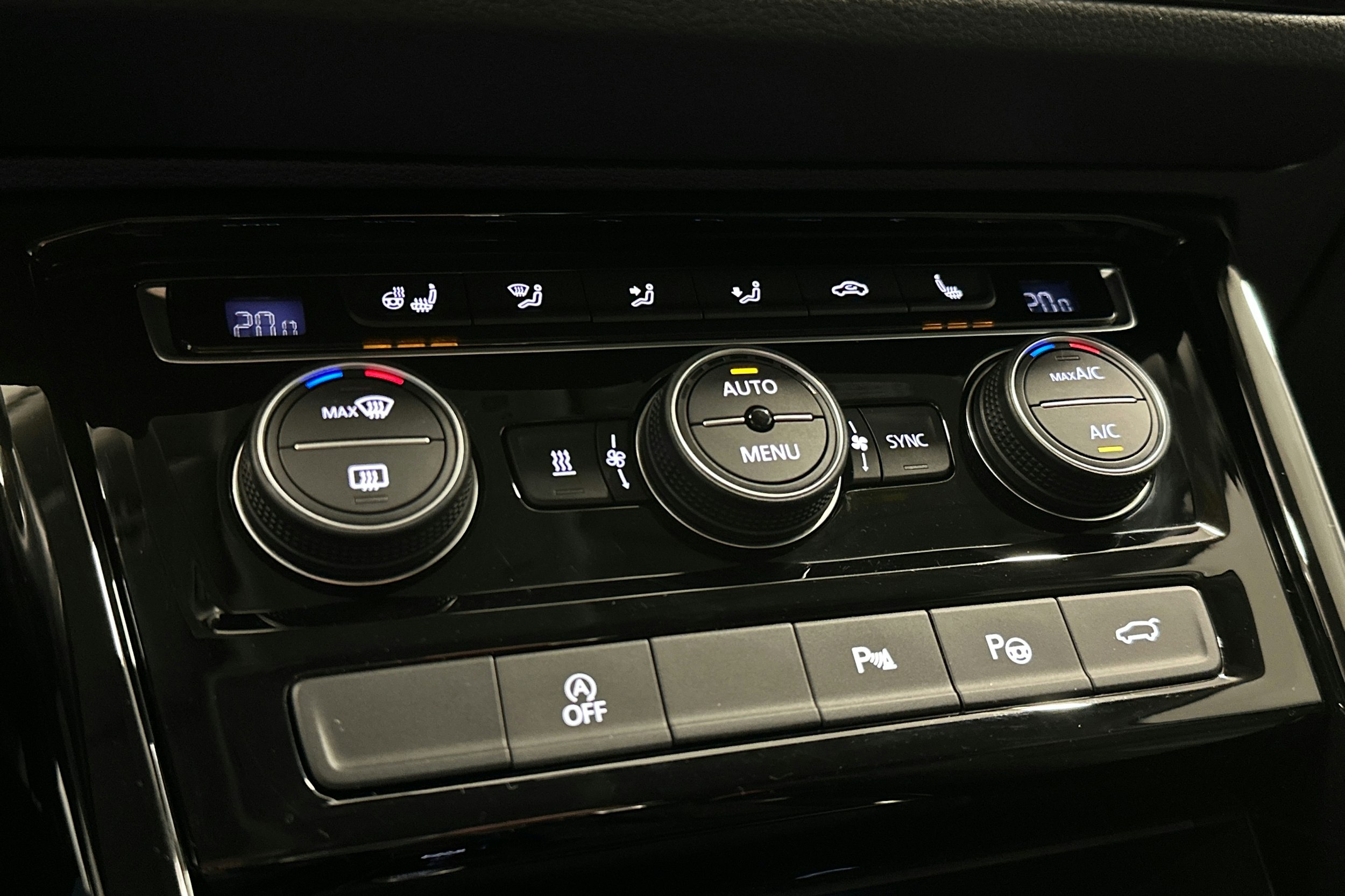 valkoinen Volkswagen Touran 2022 kuva 26.