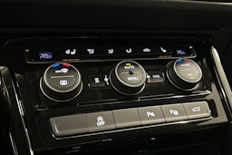 valkoinen Volkswagen Touran 2022 kuva 26.