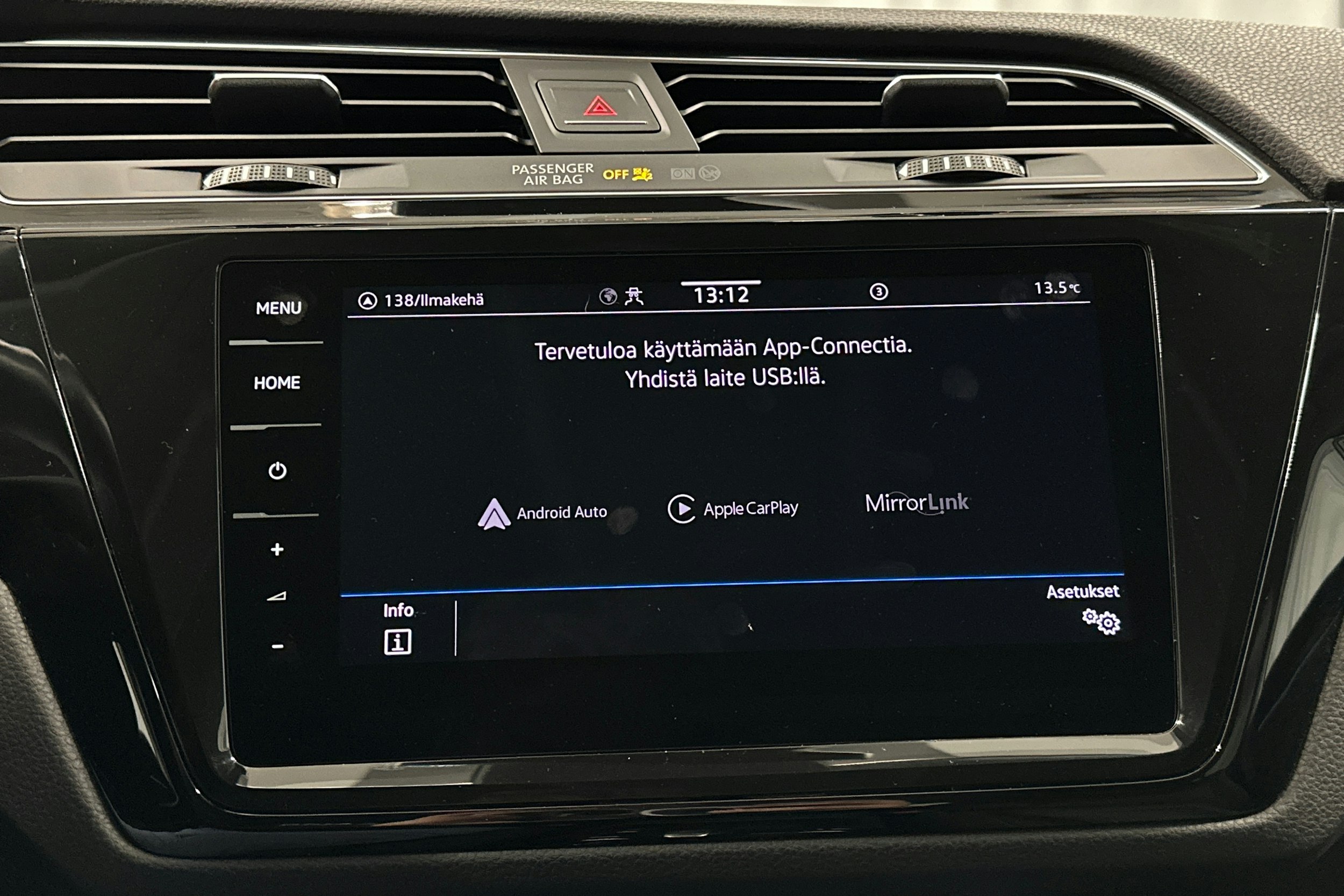valkoinen Volkswagen Touran 2022 kuva 28.