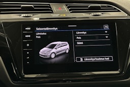 valkoinen Volkswagen Touran 2022 kuva 30.