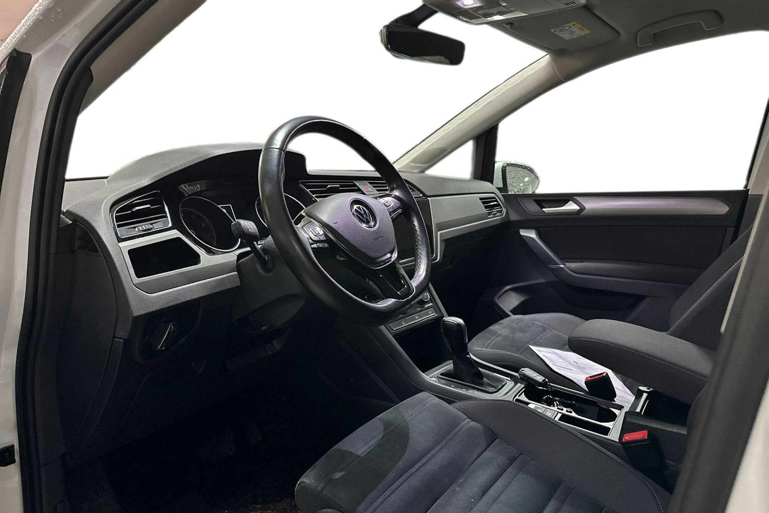 valkoinen Volkswagen Touran 2022 kuva 3.