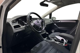 valkoinen Volkswagen Touran 2022 kuva 3.