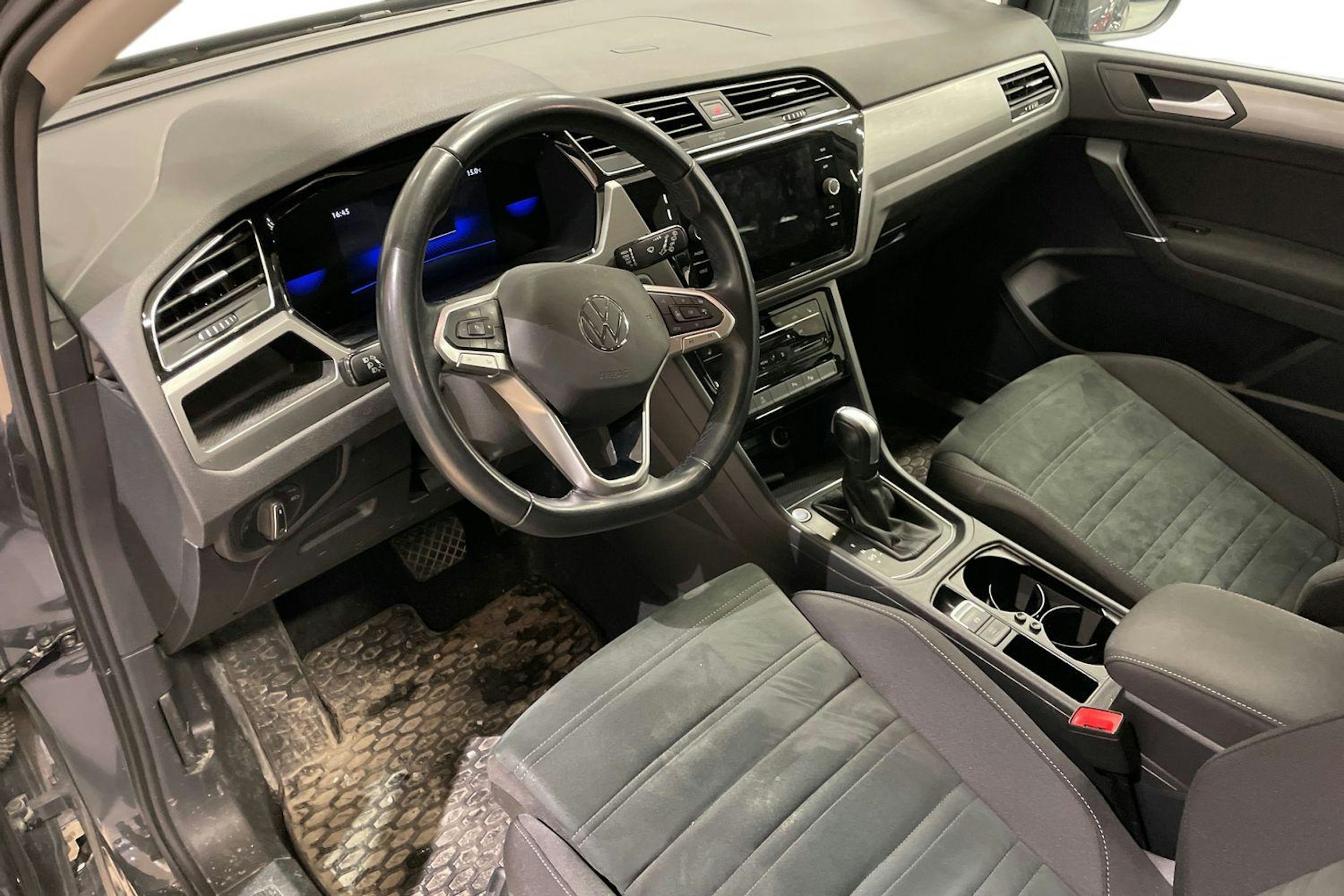 harmaa Volkswagen Touran 2023 kuva 3.