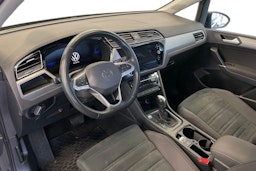 harmaa Volkswagen Touran 2023 kuva 6.