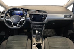 harmaa Volkswagen Touran 2023 kuva 7.