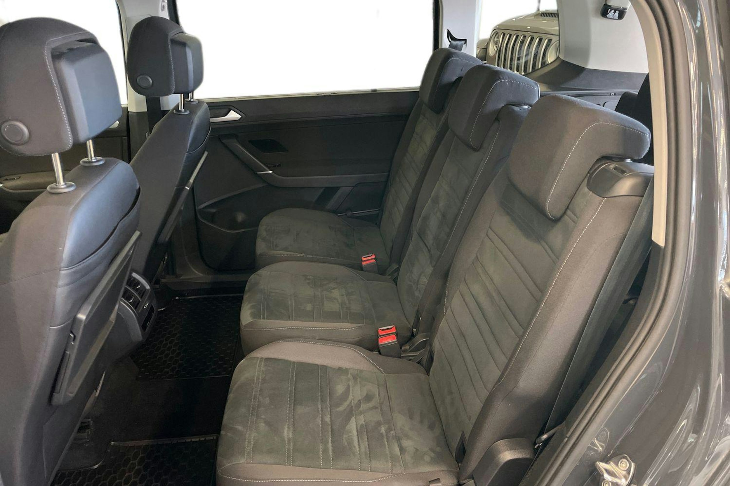 harmaa Volkswagen Touran 2023 kuva 8.