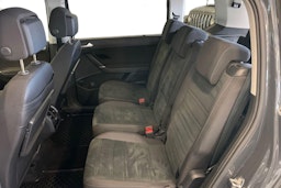 harmaa Volkswagen Touran 2023 kuva 8.