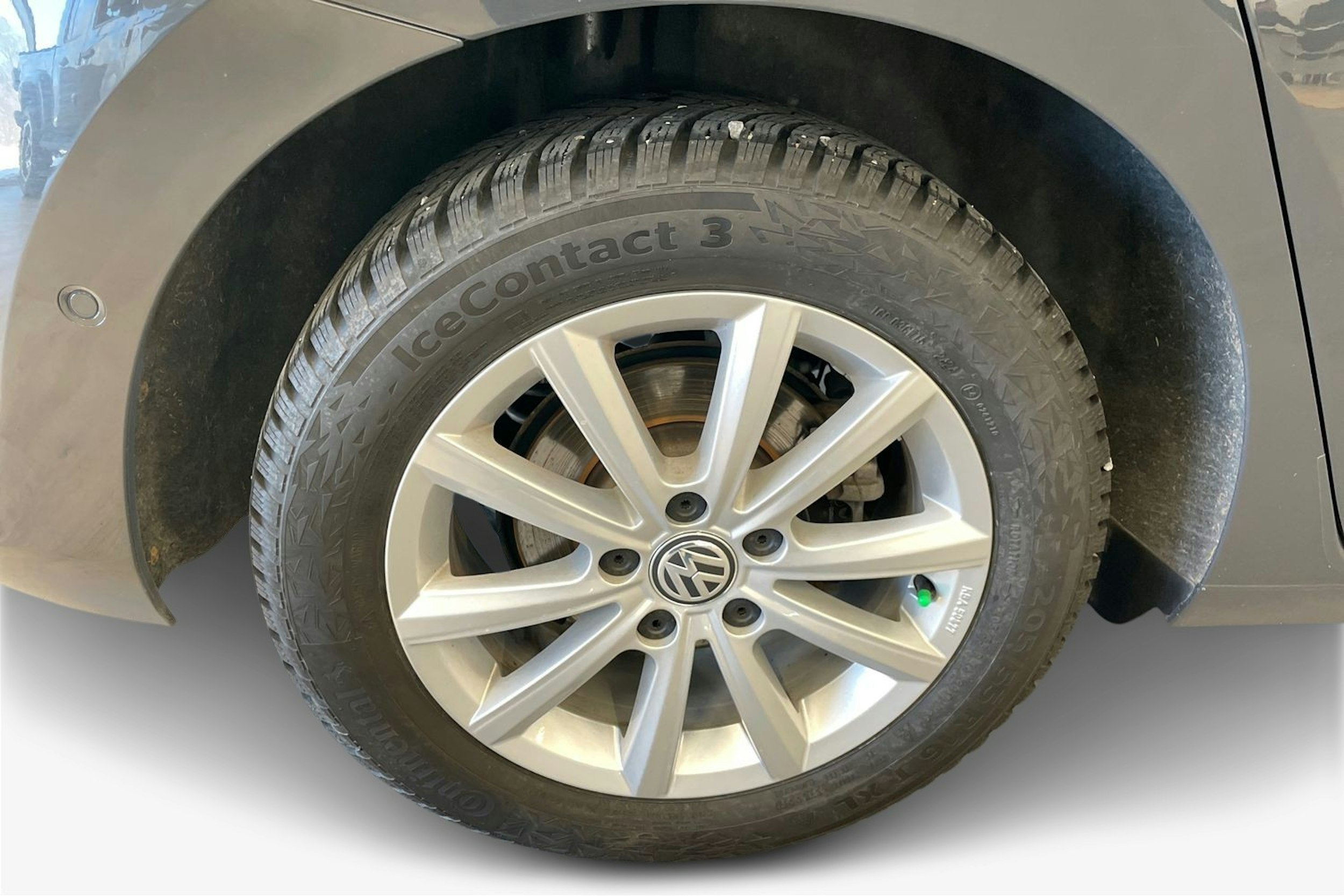 harmaa Volkswagen Touran 2023 kuva 9.