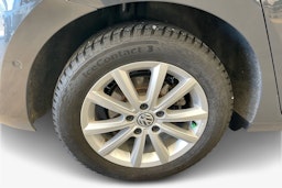 harmaa Volkswagen Touran 2023 kuva 9.