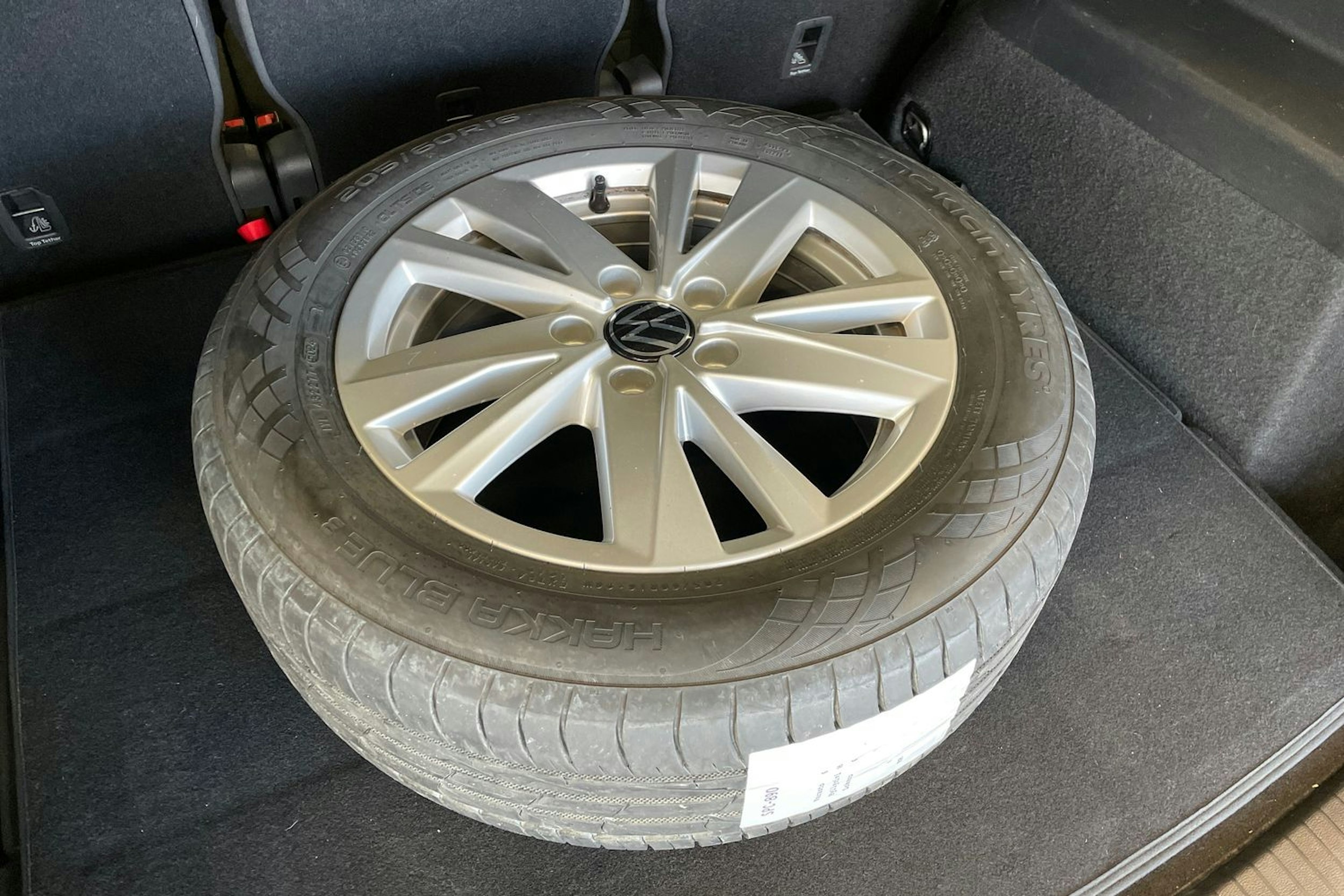 harmaa Volkswagen Touran 2023 kuva 10.