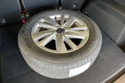 harmaa Volkswagen Touran 2023 kuva 10.