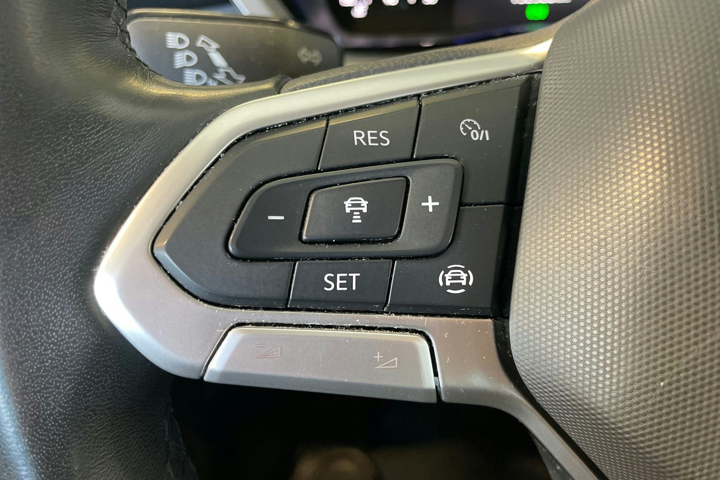 harmaa Volkswagen Touran 2023 kuva 11.