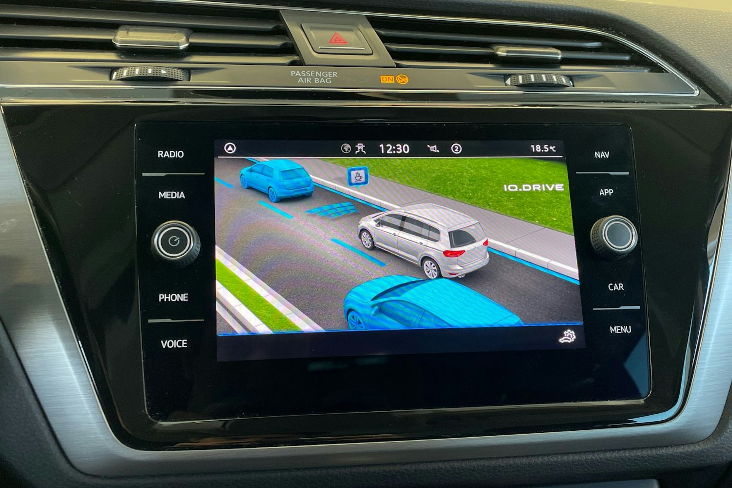 harmaa Volkswagen Touran 2023 kuva 14.