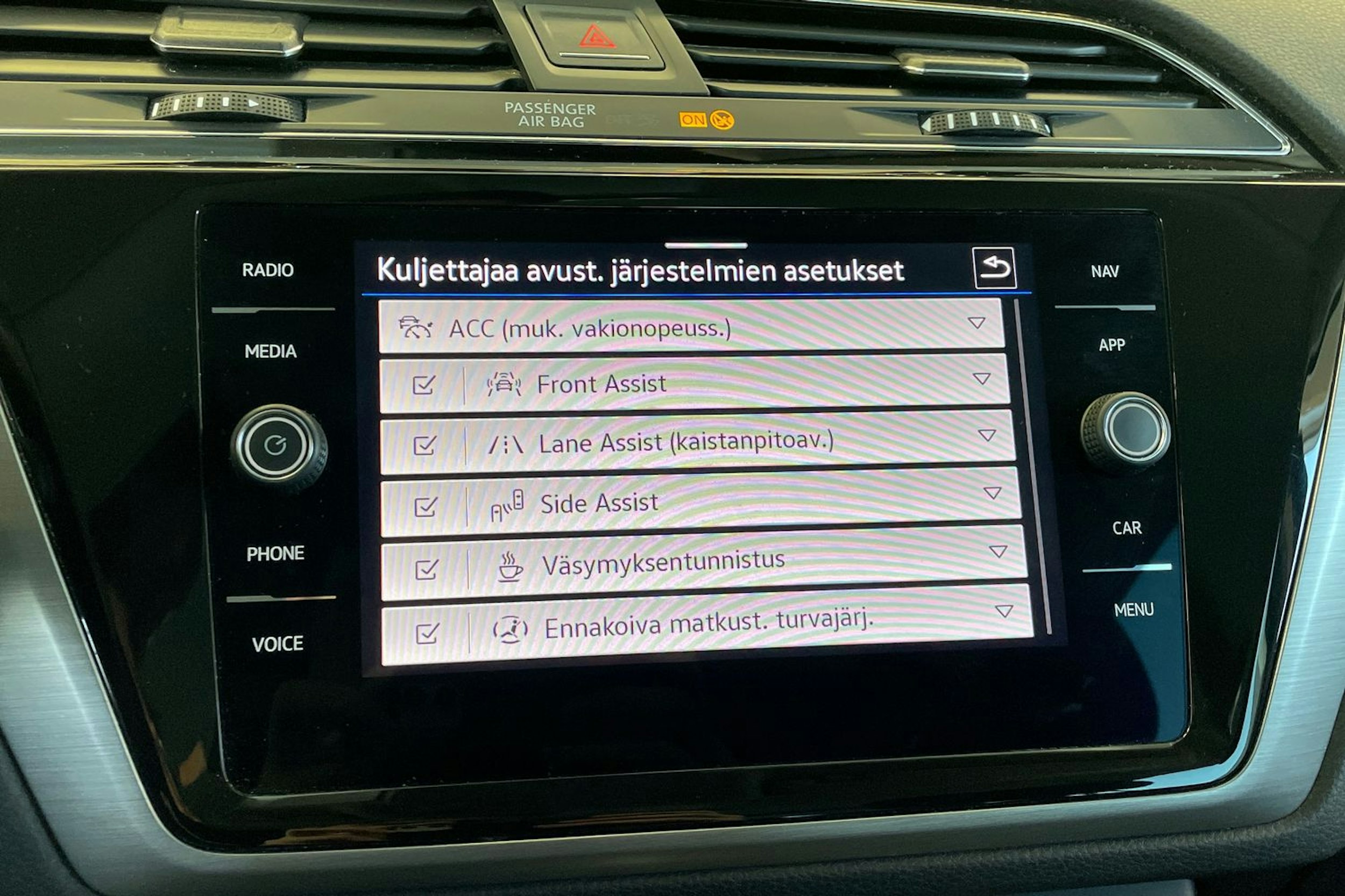 harmaa Volkswagen Touran 2023 kuva 15.