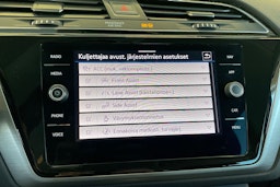 harmaa Volkswagen Touran 2023 kuva 15.