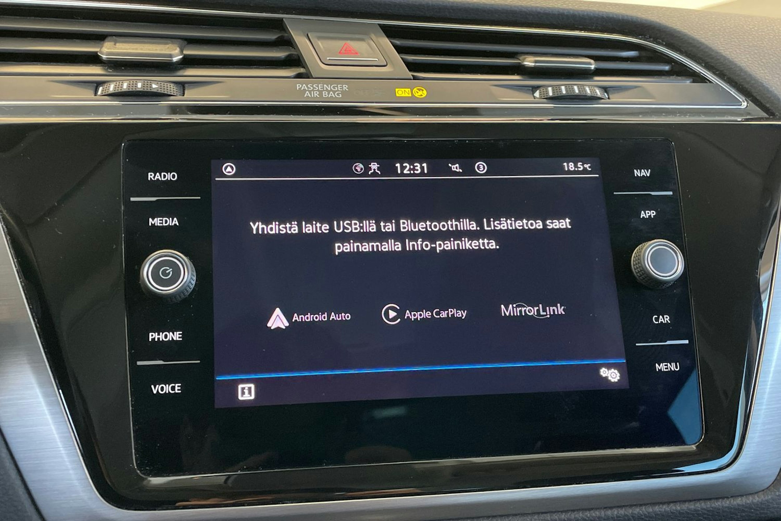 harmaa Volkswagen Touran 2023 kuva 16.