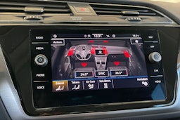 harmaa Volkswagen Touran 2023 kuva 17.