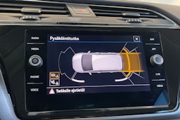 harmaa Volkswagen Touran 2023 kuva 18.