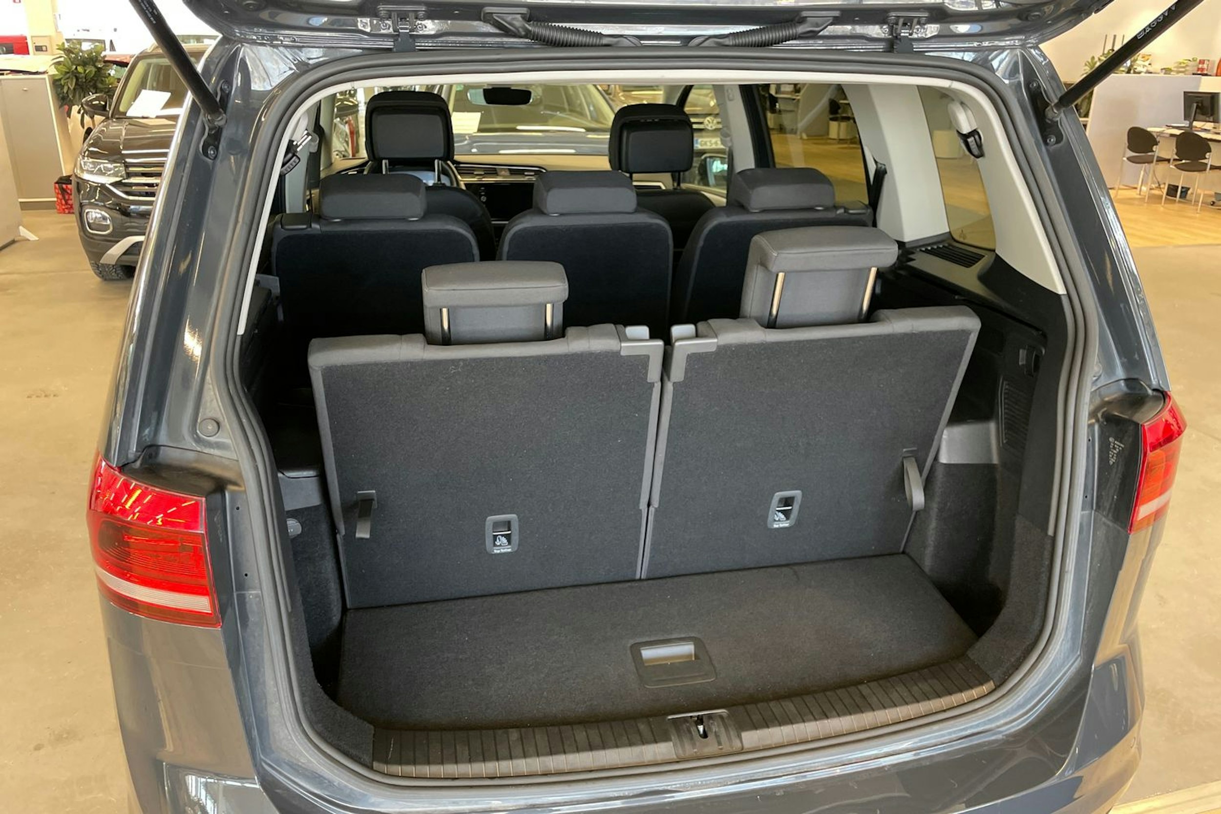 harmaa Volkswagen Touran 2023 kuva 19.