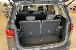 harmaa Volkswagen Touran 2023 kuva 19.