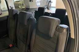 harmaa Volkswagen Touran 2023 kuva 20.