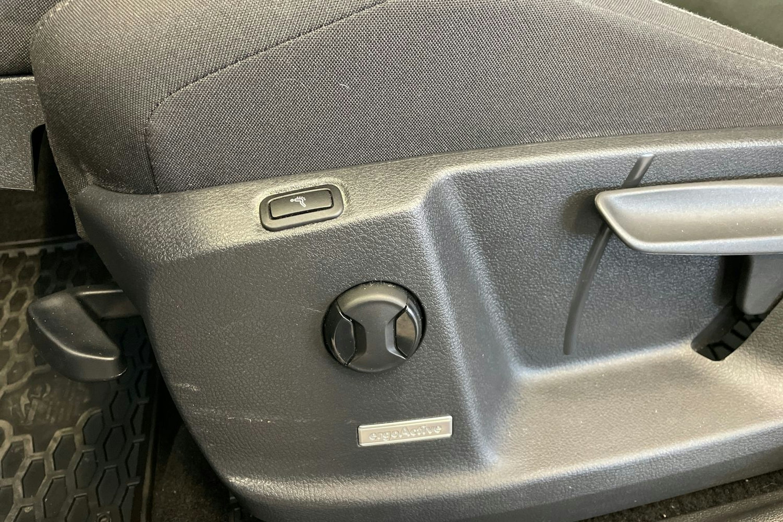 harmaa Volkswagen Touran 2023 kuva 21.