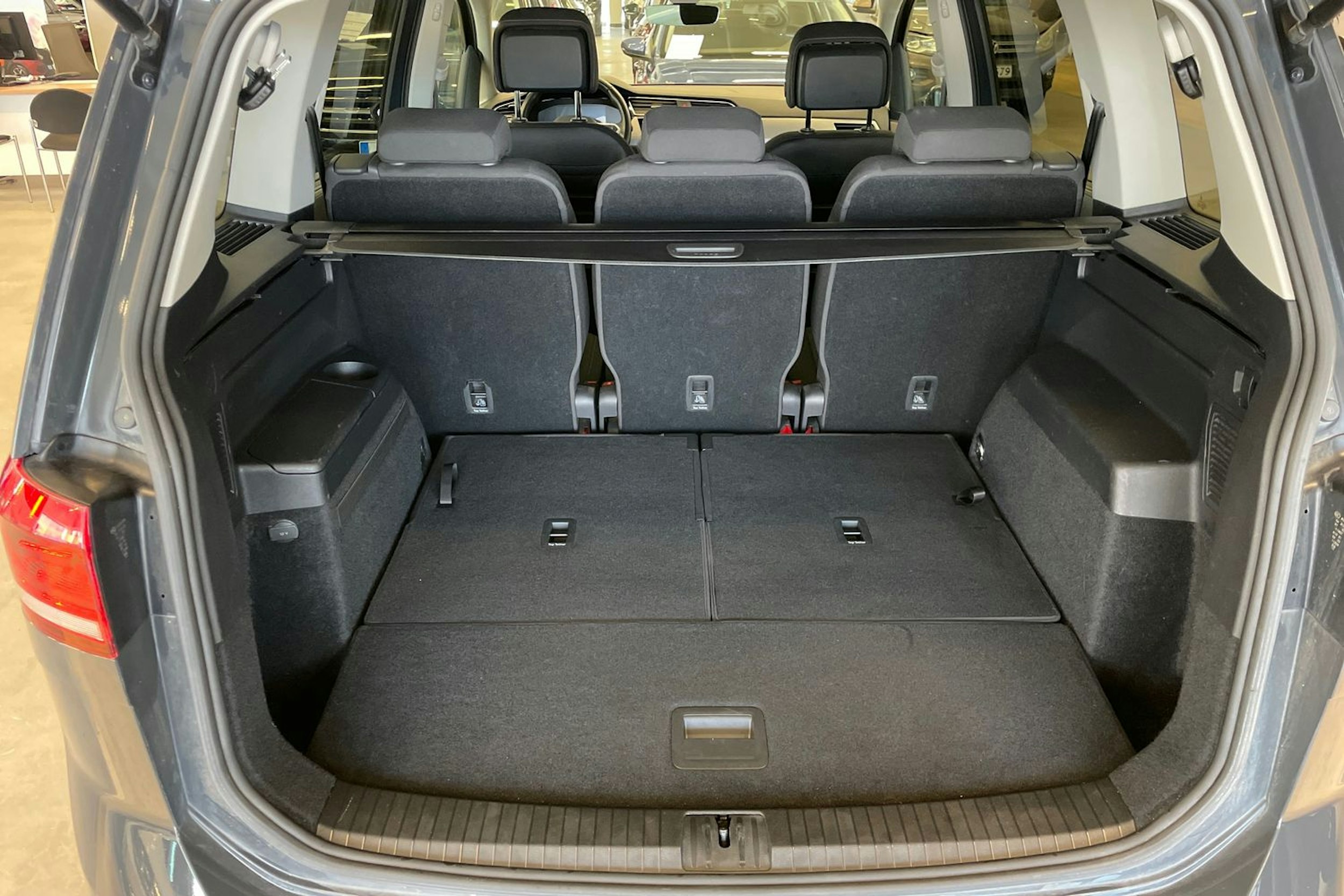 harmaa Volkswagen Touran 2023 kuva 22.