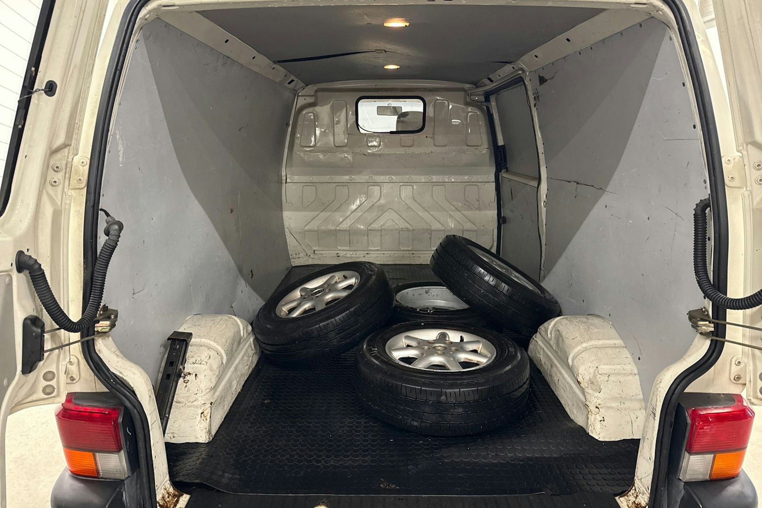 valkoinen Volkswagen Transporter 1998 kuva 15.
