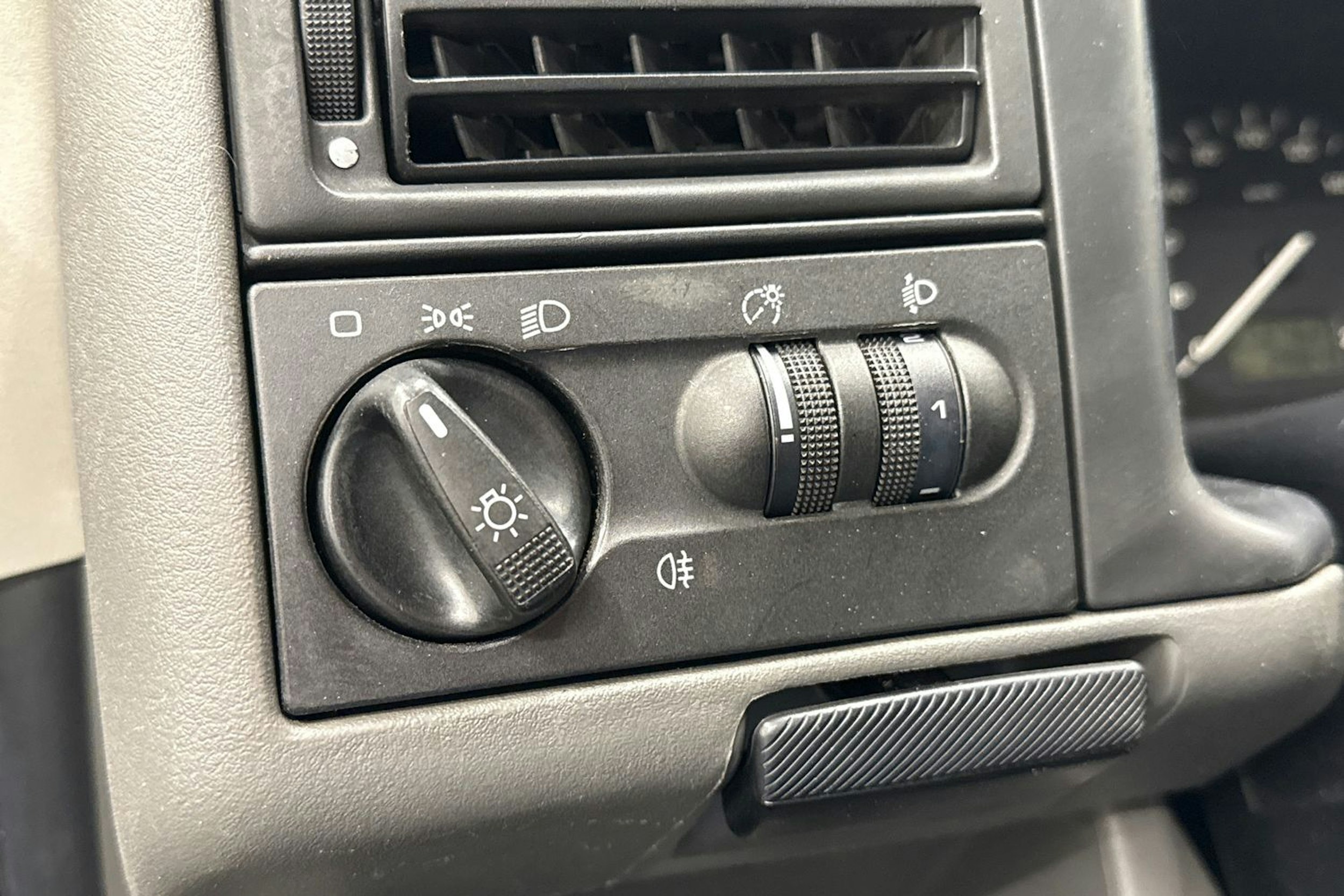 valkoinen Volkswagen Transporter 1998 kuva 28.