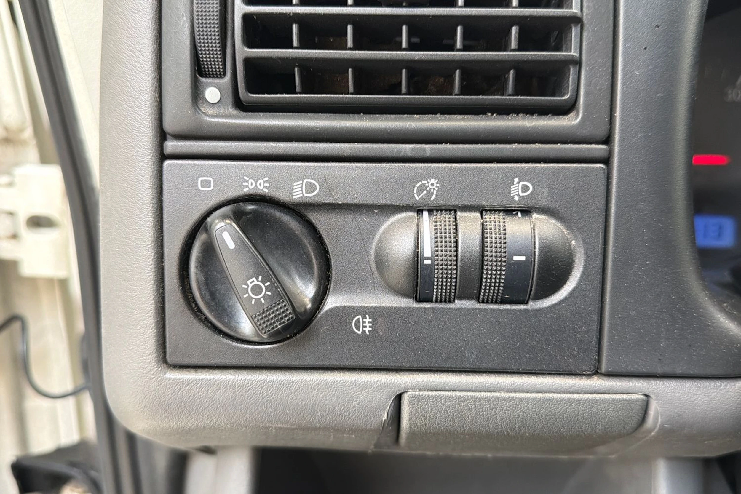 valkoinen Volkswagen Transporter 2001 kuva 15.