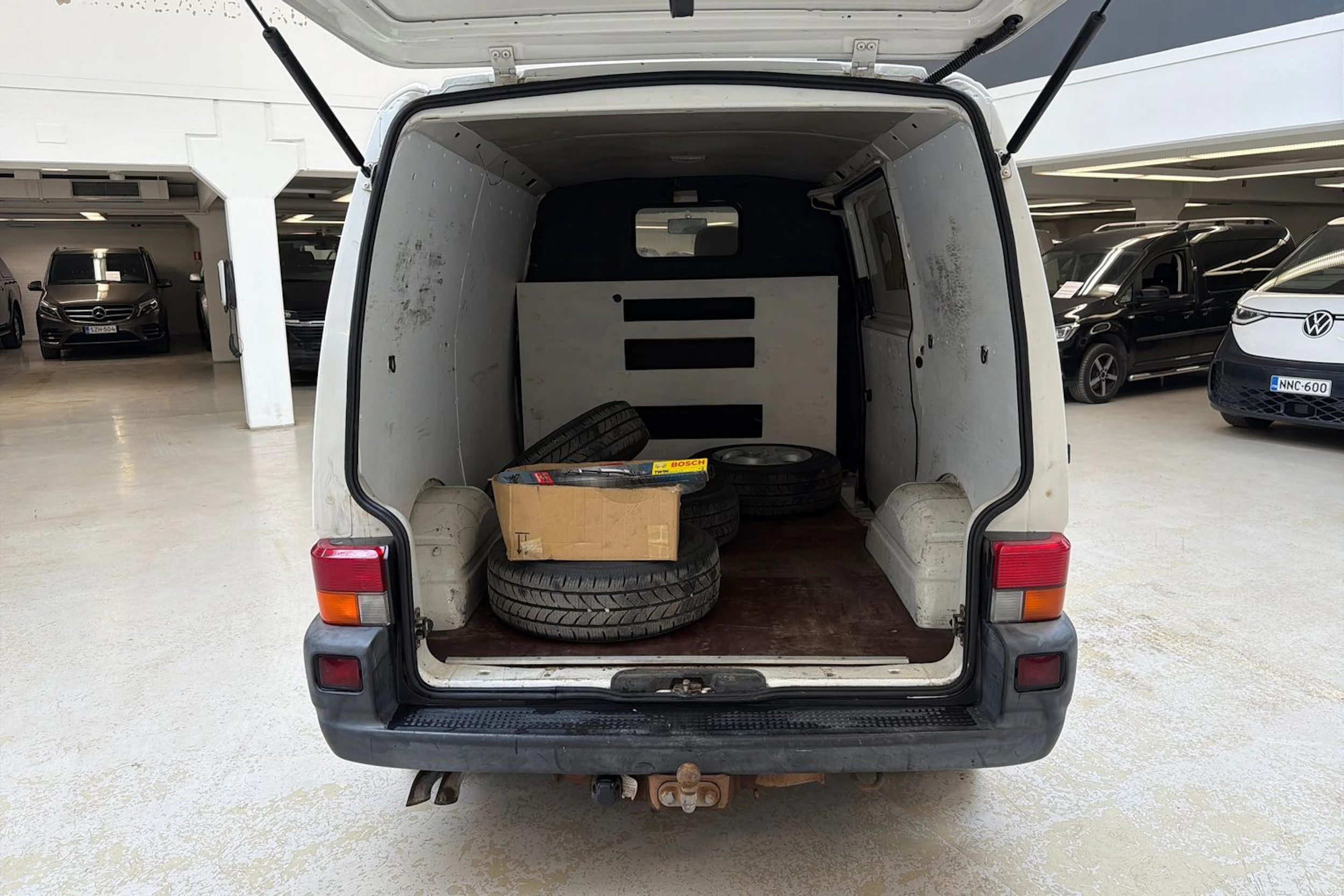 valkoinen Volkswagen Transporter 2001 kuva 17.
