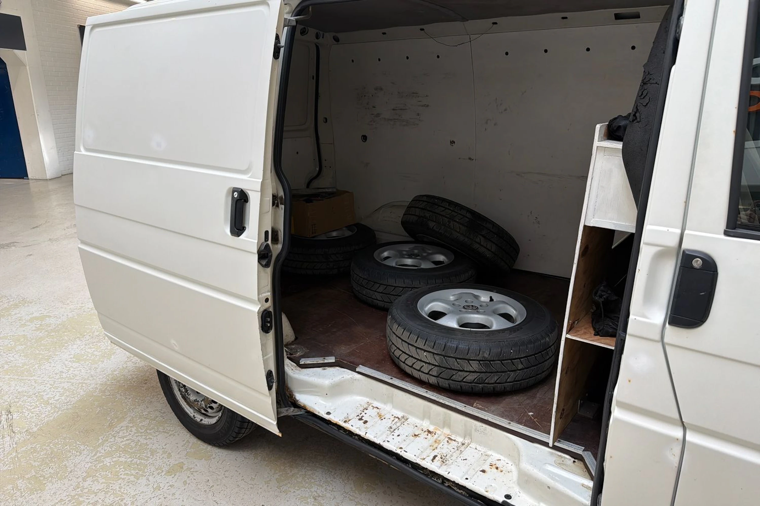 valkoinen Volkswagen Transporter 2001 kuva 19.