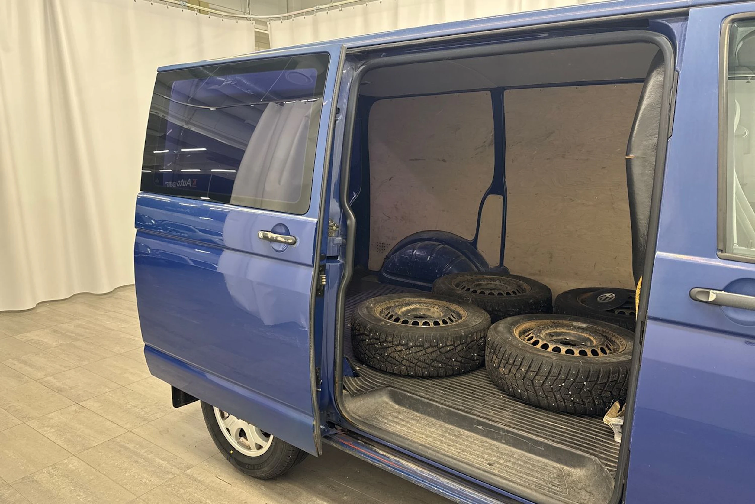 sininen Volkswagen Transporter 2004 kuva 13.