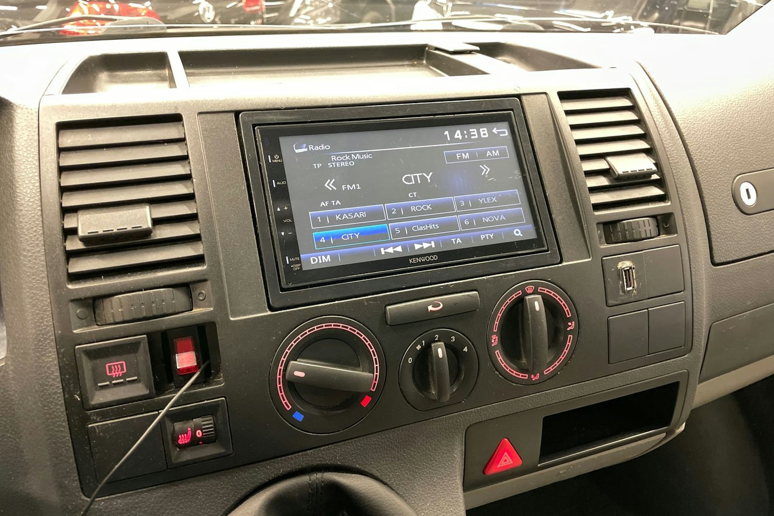 valkoinen Volkswagen Transporter 2005 kuva 12.